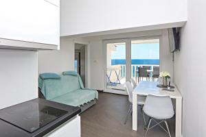 Posedenie v ubytovaní Family-friendly apartments with swimming pools Zecevo Rtic, Rogoznica - 8366