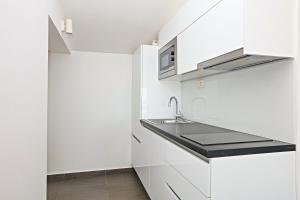 Kuchyňa alebo kuchynka v ubytovaní Family-friendly apartments with swimming pools Zecevo Rtic, Rogoznica - 8366