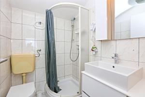 Kúpeľňa v ubytovaní Family-friendly apartments with swimming pools Zecevo Rtic, Rogoznica - 8366