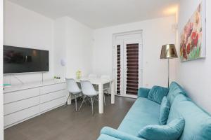 Televízia a/alebo spoločenská miestnosť v ubytovaní Family-friendly apartments with swimming pools Zecevo Rtic, Rogoznica - 8366