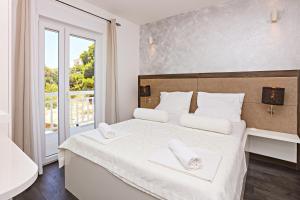 Posteľ alebo postele v izbe v ubytovaní Family-friendly apartments with swimming pools Zecevo Rtic, Rogoznica - 8366
