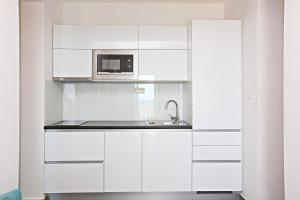 Kuchyňa alebo kuchynka v ubytovaní Family-friendly apartments with swimming pools Zecevo Rtic, Rogoznica - 8366