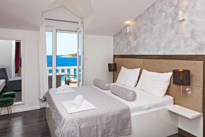 Posteľ alebo postele v izbe v ubytovaní Family-friendly apartments with swimming pools Zecevo Rtic, Rogoznica - 8366 + 37 fotografií