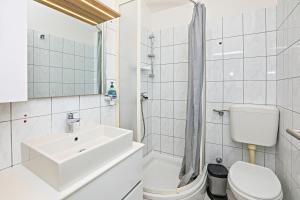Kúpeľňa v ubytovaní Family-friendly apartments with swimming pools Zecevo Rtic, Rogoznica - 8366