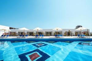 Bazén v ubytování Porto Sokhna Beach Resort nebo v jeho okolí