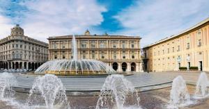 een fontein voor een groot gebouw bij Dimora dell'Opera Genova centro in Genua