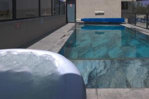 Πισίνα στο ή κοντά στο Royal Suites Dalia - וילה עם 4 סוויטות מהממות, בריכה מחוממת וג'קוזי