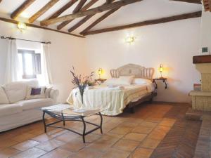 NigüelasにあるHotel Rural Alqueria de los lentosのベッドとソファとテーブルのある寝室 +27枚の写真