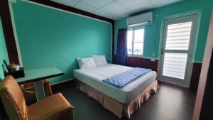 A bed or beds in a room at Lanyu Gulu Homestay