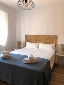 a bedroom with a bed with towels on it at La Casica Vieja in Albujón
