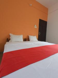 瓦尔卡拉Marina Cliff的一张白色的大床,上面有红毯