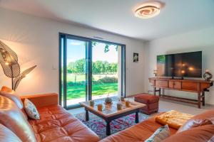 TV a/nebo společenská místnost v ubytování Le Lodge de Sainte-Anne - Cadre bucolique