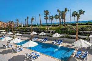 Bazén v ubytování Porto Sokhna Beach Resort nebo v jeho okolí