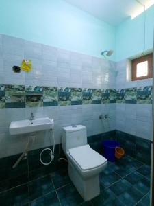 瓦尔卡拉Marina Cliff的带马桶和水槽的浴室