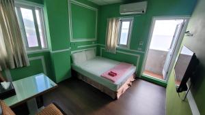 A television and/or entertainment centre at Lanyu Gulu Homestay
