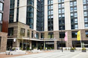 格拉斯哥The Social Hub Glasgow的建筑前的建筑物