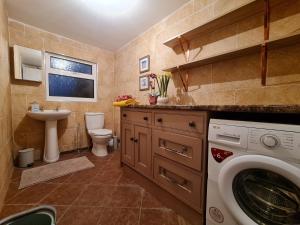 Koupelna v ubytování Sea view cottage near snowdon & coastal trails + 16 fotografií