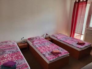 Postel nebo postele na pokoji v ubytování Hotel Hokejka