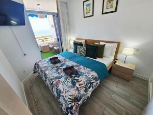Ein Bett oder Betten in einem Zimmer der Unterkunft Ocean View Penthouse