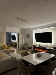 Μια τηλεόραση ή/και κέντρο ψυχαγωγίας στο MoHost Penthouse-Top Floor Luxury Mountains View-AC-