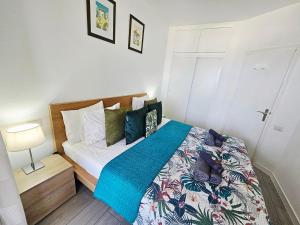 Ein Bett oder Betten in einem Zimmer der Unterkunft Ocean View Penthouse