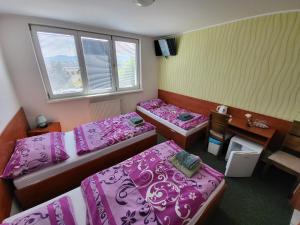 Postel nebo postele na pokoji v ubytování Hotel Hokejka + 34 fotografií