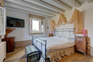 a bedroom with a bed and a tv and a window at La Vie en Rose Resort in San Vito al Tagliamento +15 photos