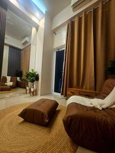 Un dormitorio con una cama grande y una ventana grande. en Uno - Condo Unit in SM Jazz Residences, en Manila