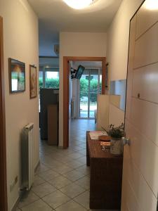 sala de estar con pasillo con mesa y puerta en Casa Vacanze "Marina Vecchia", en Senigallia