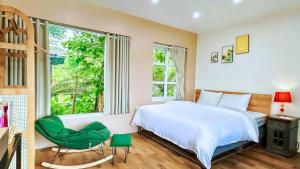 Postel nebo postele na pokoji v ubytování Lakeside View Villa Chuong My Ha Noi + 37 fotografií