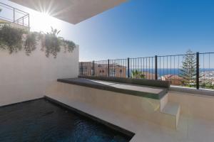 een kamer met een zwembad met water en een balkon bij Karat Villa Sand in Adeje