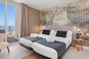 een slaapkamer met twee bedden en een balkon bij Karat Villa Sand in Adeje +23 foto's