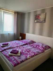 Postel nebo postele na pokoji v ubytování Hotel Hokejka