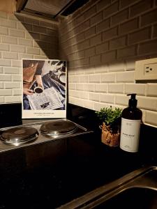 Una botella de vino en la parte superior de la encimera de la cocina en Uno - Condo Unit in SM Jazz Residences, en Manila