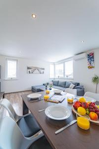 un soggiorno con tavolo e frutta di Luxusný, plne zariadený, súkromný apartmán s klimatizáciou neďaleko historického kúpeľného mesta Bojnice a Nováky