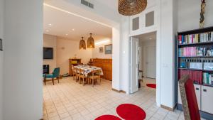 Villa Petronilla sul Mare by Rentbeat في سافيلّيتري دي فاسانو: غرفة طعام وغرفة معيشة مع طاولة وكراسي