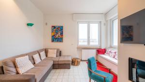Villa Petronilla sul Mare by Rentbeat في سافيلّيتري دي فاسانو: غرفة معيشة مع أريكة وكرسي
