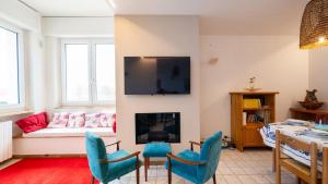 Villa Petronilla sul Mare by Rentbeat في سافيلّيتري دي فاسانو: غرفة معيشة مع أريكة وطاولة وكراسي +52 صورة