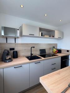 a kitchen with a sink and a microwave at Lio's FeWo Stadtmitte in Bad Wildungen