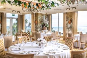 Roslin Beach Hotel tesisinde bir restoran veya yemek mekanı
