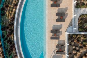 Una vista aérea de una piscina en un complejo turístico. en Niléa Island Living, en Agia Anna de Naxos