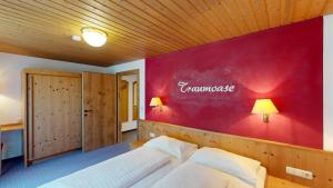 Postel nebo postele na pokoji v ubytování Hotel - Restaurant - Sonnblick