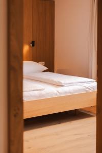 Postel nebo postele na pokoji v ubytování Aparthotel Hubertus Mellau