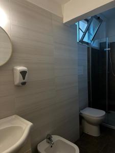 Un baño con inodoro, lavabo y ducha. en Suite In Centro, en Foggia 15 fotos más