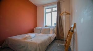 a bedroom with a bed and a window at 3 bedroom cosy apartment 20 mins to Centre in Moffat