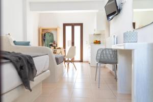 纳克索乔拉Depis place & apartments naxos的带沙发的白色客厅和厨房