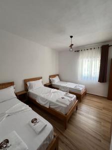 Rúm í herbergi á Hotel Zallina