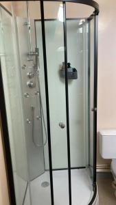 una doccia con box in vetro in un bagno di Maison familiale à Bugeat avec jardin accueillant a Bugeat