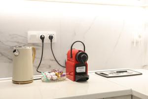 een rode broodrooster op een aanrecht in een keuken bij Rena's House, Viros, Corfu in Corfu