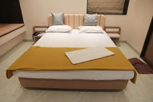 Hotel Rajadhiraj客房内的一张或多张床位